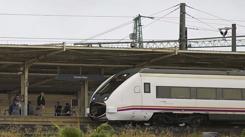 La DANA deja suspendidos los trenes del Corredor del Mediterráneo y los que conectan Madrid con Extremadura y Andalucía