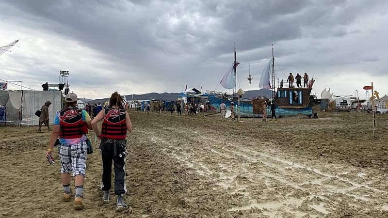 Investigan una muerte en el festival Burning Man mientras miles de asistentes huyen por las fuertes lluvias