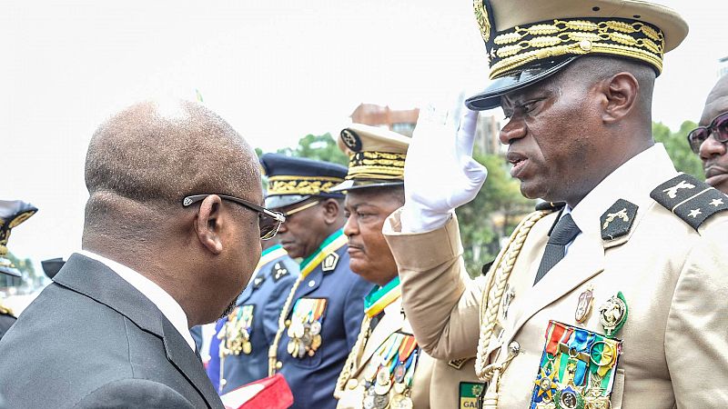 El líder de la junta golpista de Gabón, Brice Oligui Nguema, jura el cargo de "presidente de la transición"