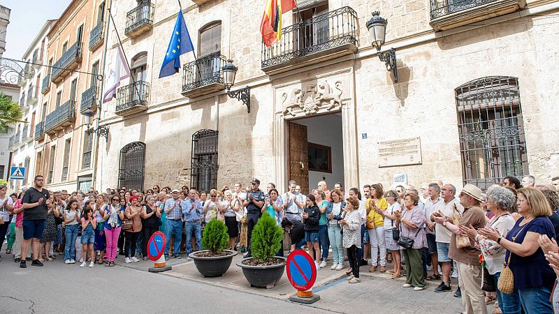 Igualdad pide revisar licencias de armas y proteger a las víctimas de la violencia machista mientras recogen enseres