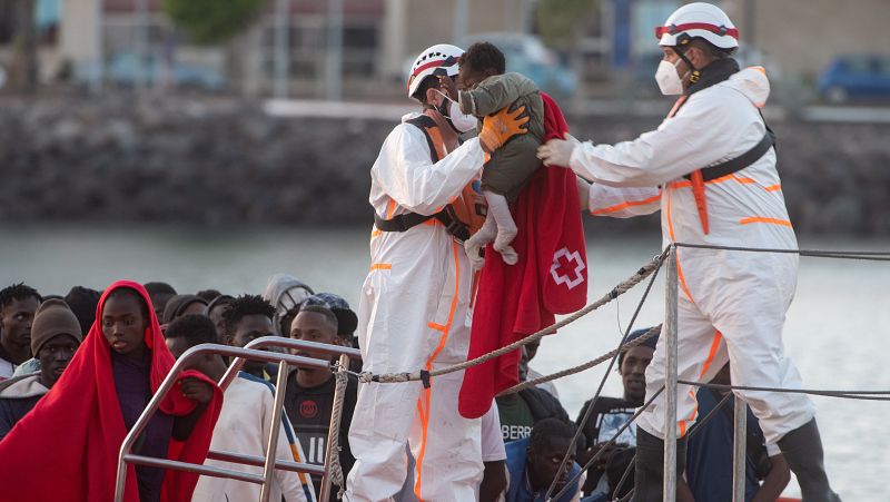 Un nuevo cayuco llega a Tenerife con 187 personas y eleva a 550 las rescatadas en Canarias este lunes