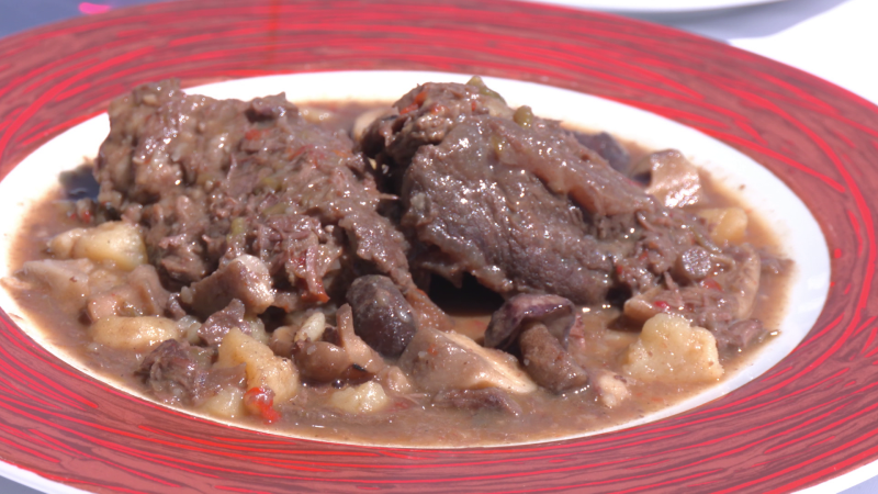 Receta de carrilleras al vino blanco con setas y patatas: ¡fáciles y muy sabrosas!