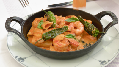 Macarrones con gambas y pimientos de Guernika. La receta de pasta que incluir�s entre tus favoritas