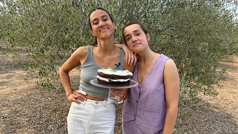 María Lo cocina una tarta de chocolate junto a Blanca del Noval, experta en plantas silvestres y fermentaciones