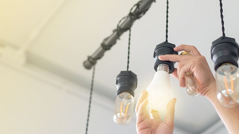 El precio de la luz baja un 3% este sábado, hasta los 100,7 euros/MWh