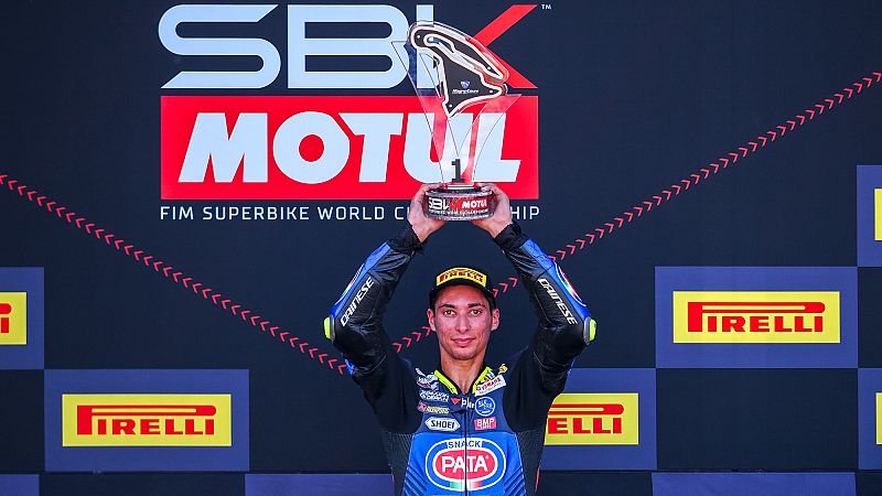 Razgatlioglu gana la Carrera 1 y recorta a un Bautista que se sobrepuso a un percance técnico