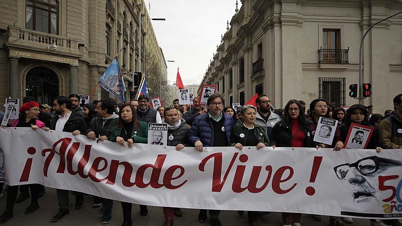 Miles de chilenos marchan en el centro de Santiago en memoria a las víctimas de la dictadura pese a los disturbios