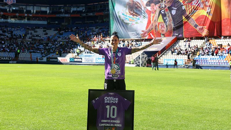 Jenni Hermoso, homenajeada en México en su regreso a los terrenos de juego