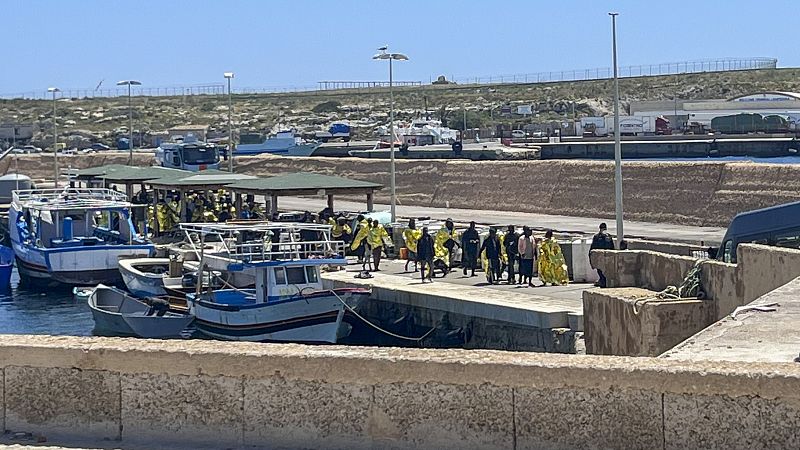 El alcalde de Lampedusa pide ayuda al ejército italiano tras llegar más de 2.800 personas migrantes en un día