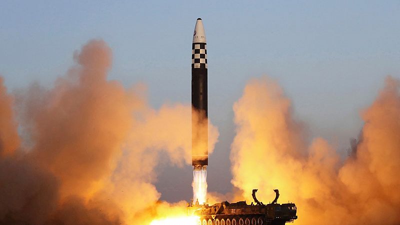 Corea del Norte lanza dos misiles balísticos de corto alcance al mar del Este mientras Kim se encuentra en Rusia