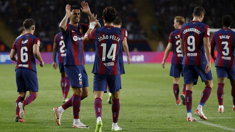 El Barcelona se da un festín goleador y noquea al Betis para dormir como líder