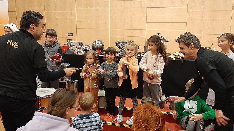 Los ni�os y ni�as del centro de refugiados de Pozuelo 'montan'�una banda musical con percusionistas de la Orquesta y Coro RTVE