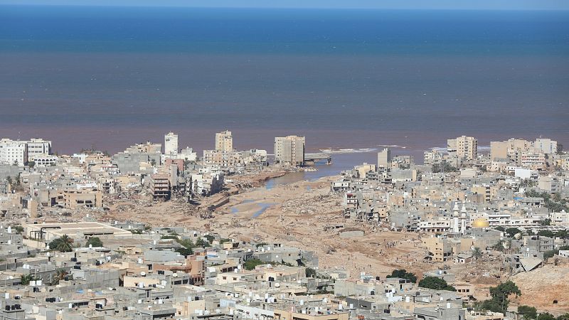 Miles de desaparecidos y cuerpos flotando en el mar o entre los escombros en la ciudad libia de Derna