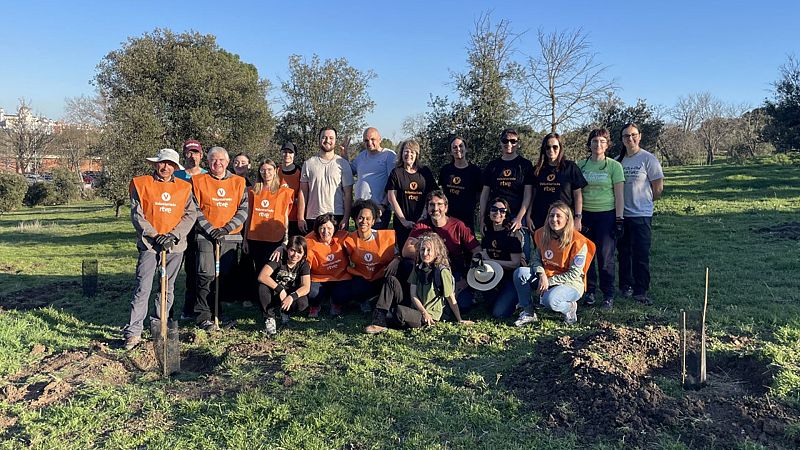 Voluntarios y voluntarias de RTVE reforestan la Casa de Campo en el D�a Internacional de los Bosques