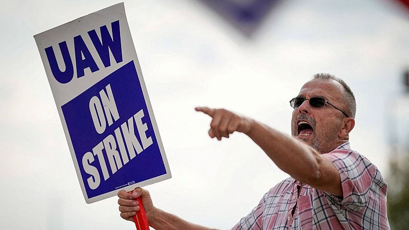 El sindicato del motor de EE.UU. comienza una huelga en General Motors, Ford y Stellantis