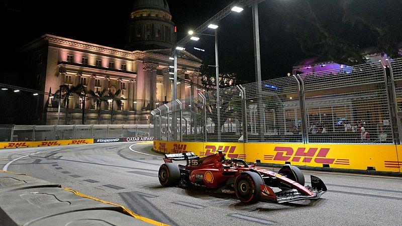 Carlos Sainz logra la 'pole' en Singapur en el declive de Red Bull