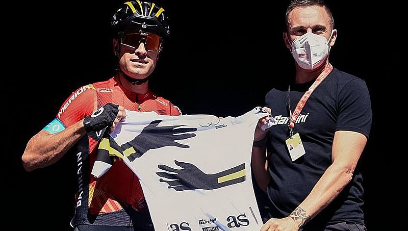 El debut del maillot solidario de la Vuelta invita a ganarse un sitio para las futuras ediciones