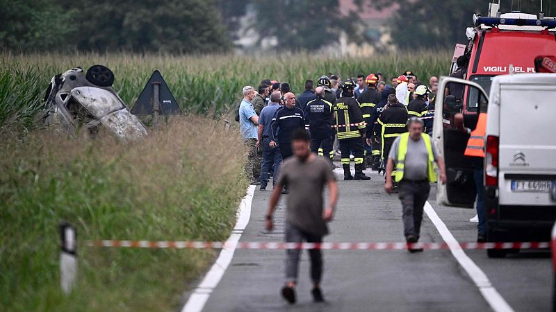 Muere una niña al estrellarse un avión de la patrulla acrobática italiana contra un coche en Turín