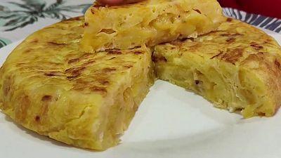 Receta de tortilla de patata con cebolla con un truco infalible para que quede jugosa y esponjosa