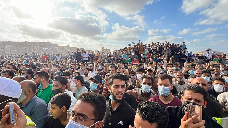 Miles de ciudadanos de Derna protestan contra la gestión de las autoridades tras la catástrofe en Libia