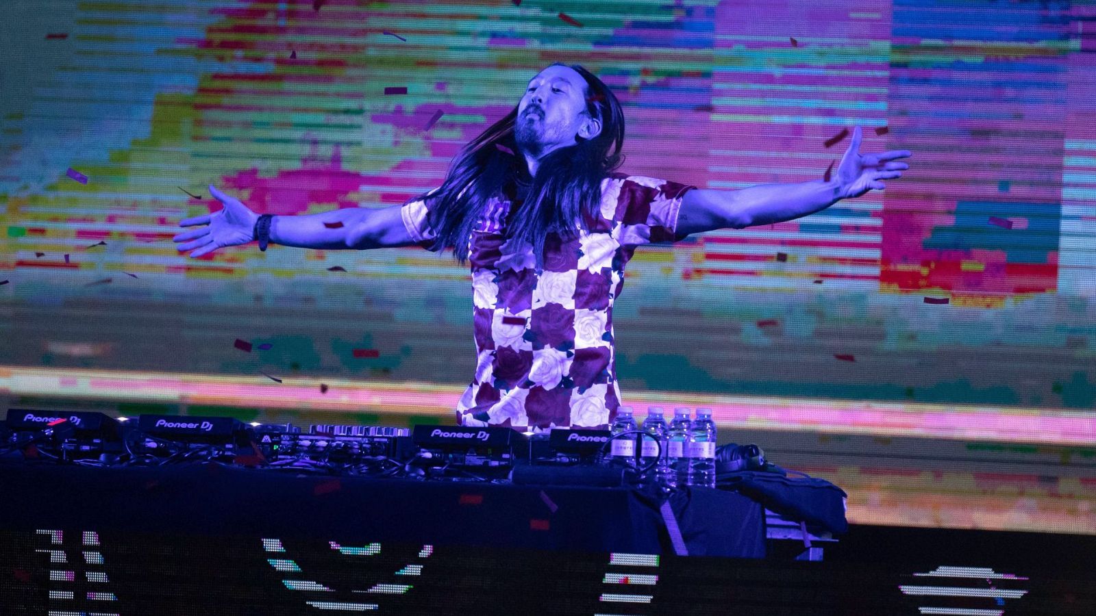 El DJ Steve Aoki, pincha "La gata bajo la lluvia" de Rocío Dúrcal - Mañaneros 360 | Ver