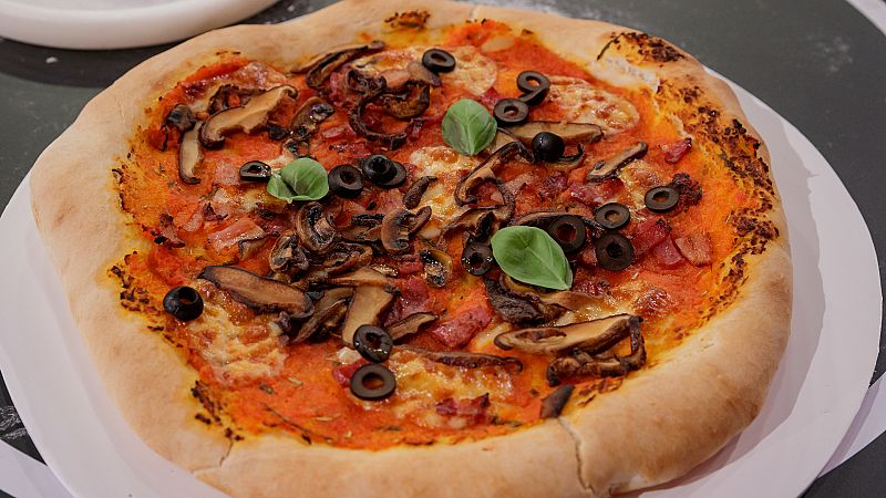 Receta de pizza de chorizo, setas y aceitunas de Laura Londo�o en MasterChef Celebrity 8