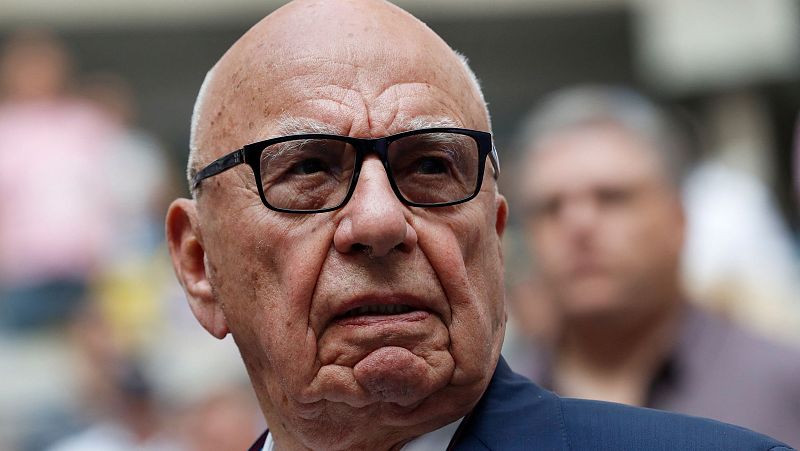 El magnate de los medios Rupert Murdoch se retira como presidente del canal 'Fox' y deja a su hijo al frente