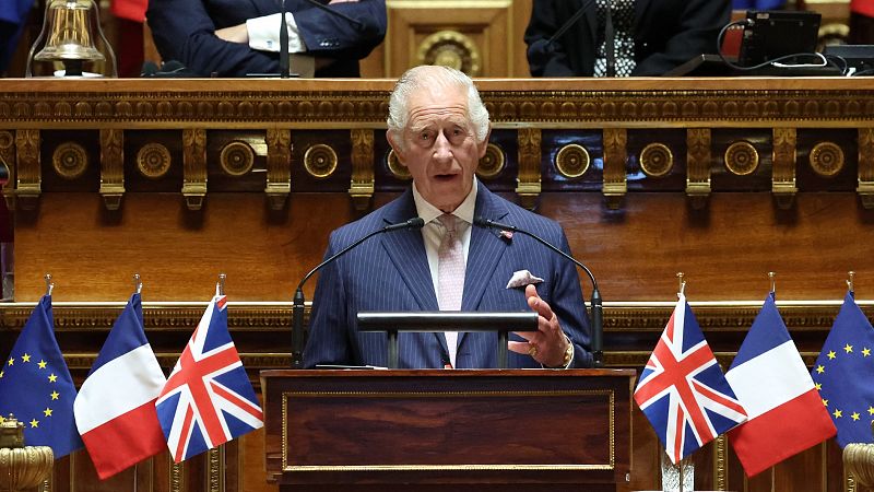 El rey Carlos III se compromete a reforzar la relación franco-británica ante el Senado galo