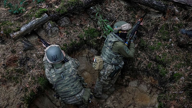 Al frente de guerra con rifle y cámara 'Gopro': la táctica para analizar y detectar fallos en combate que usa Ucrania