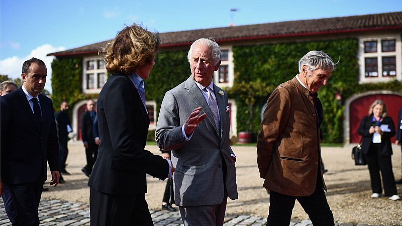 Carlos III culmina su visita en Francia con un gesto en favor del medioambiente tras su visita a unas bodegas biológicas