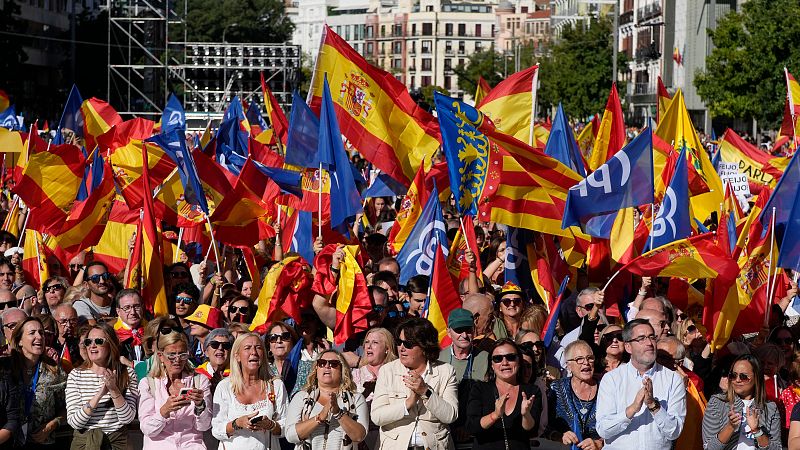 Feijóo clama contra la amnistía en un acto multitudinario en Madrid y Sánchez asegura que habrá gobierno socialista