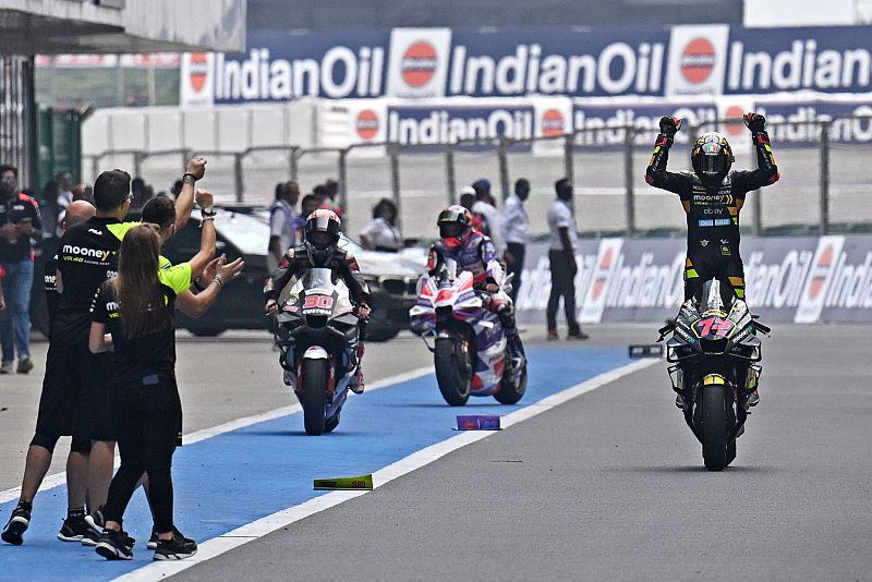 Bezzecchi gana en la India y Martín se acerca a 13 puntos de Bagnaia en el Mundial tras la caída del italiano