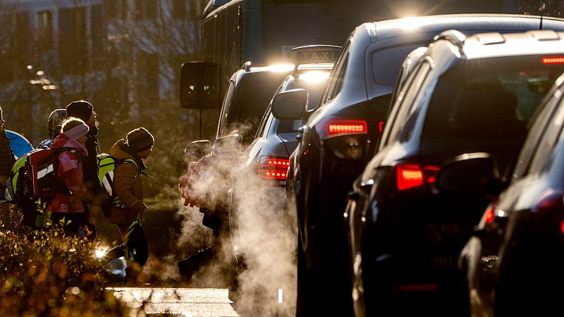 Los Veintisiete suavizan la exigencia de reducción de emisiones de los coches y piden retrasar su entrada en vigor