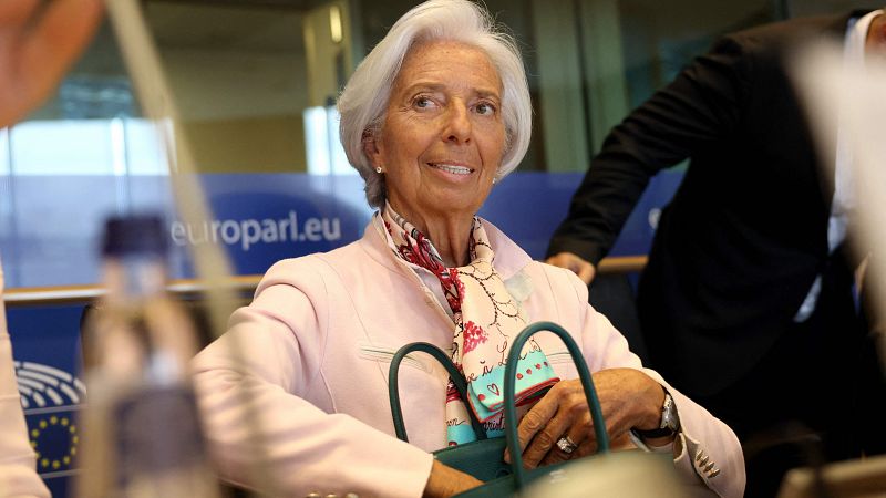 Lagarde reitera que mantendrá altos los tipos de interés y prevé rebajar la inflación al 2% en 2025