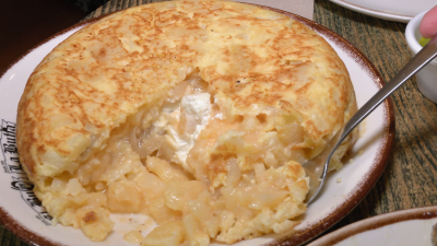 Tortilla de patata con queso de cabra y cebolla caramelizada a lo Gonzalo Mir