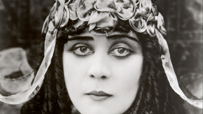 Theda Bara, la 'femme fatale' del cine mudo