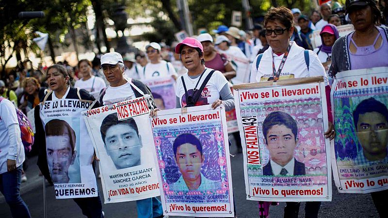 Compañeros y familiares de los 43 estudiantes desaparecidos de Ayotzinapa protestan para exigir información sobre el caso