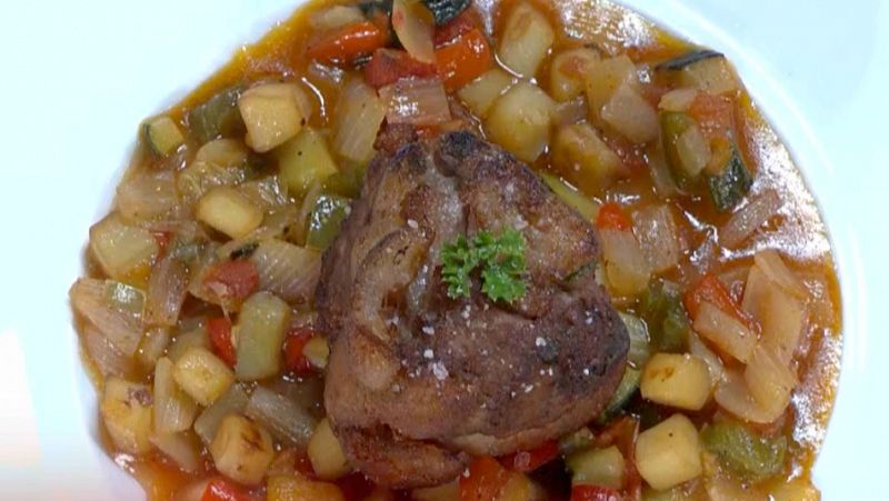 Receta de manitas de cerdo con sepia y verduras de Álvaro Escassi en MasterChef Celebrity 8