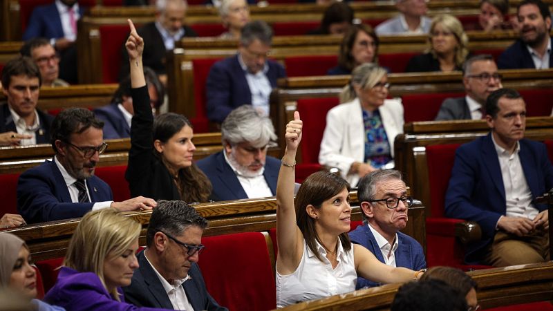 El Parlament dona llum verda a la resolució d'ERC i Junts per negociar la investidura condicionada al referèndum