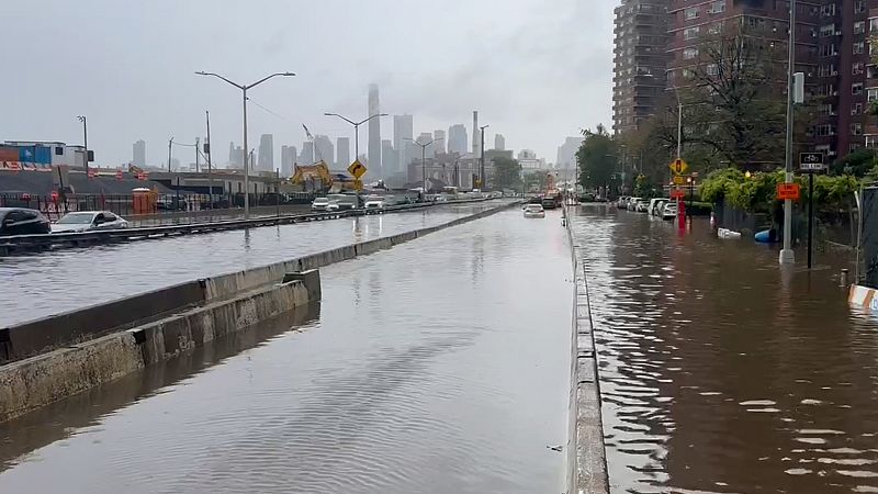 Nueva York declara el estado de emergencia ante las fuertes inundaciones que afectan al transporte