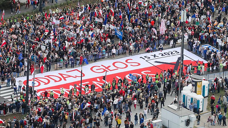 Una masiva marcha protesta en Varsovia contra el Gobierno nacionalista polaco