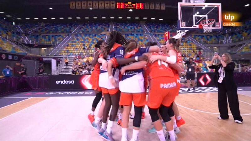Valencia Basket logra la Supercopa femenina con suspense tras un gran último cuarto de Perfumerías Avenida