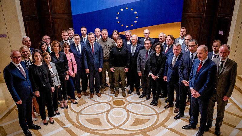 Los ministros de Exteriores de la UE arropan a Ucrania en una reunión histórica en Kiev, la primera fuera de la Unión