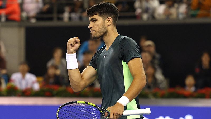 Carlos Alcaraz alcanza las semifinales en Pekín tras doblegar a Ruud