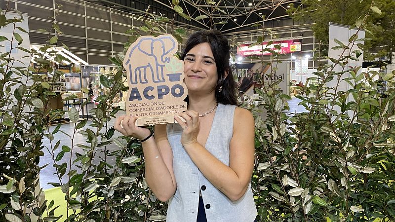 La 'greenfluencer' Clara Redondo rep el premi 'Moly de l'any' a Iberflora