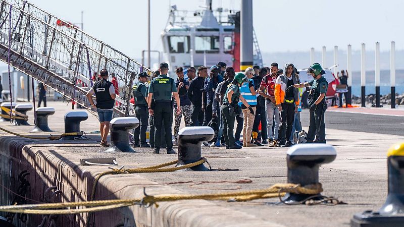 Salvamento Marítimo rescata a 521 migrantes llegados en cuatro cayucos a El Hierro en un día