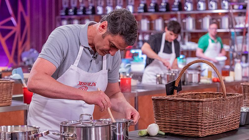 MasterChef Celebrity | Jesulín sigue haciendo de las suyas: intenta cargarse a Laura y fracasa