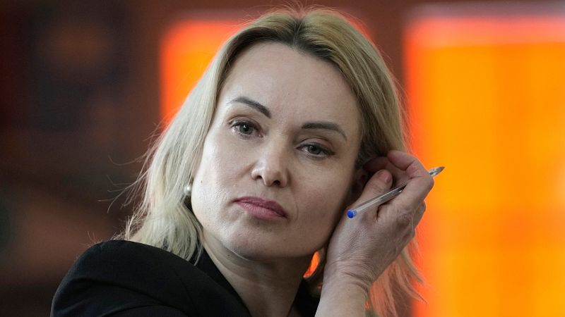 Condenan a 8,5 años de prisión a la periodista que protestó contra la guerra en Ucrania en la televisión rusa