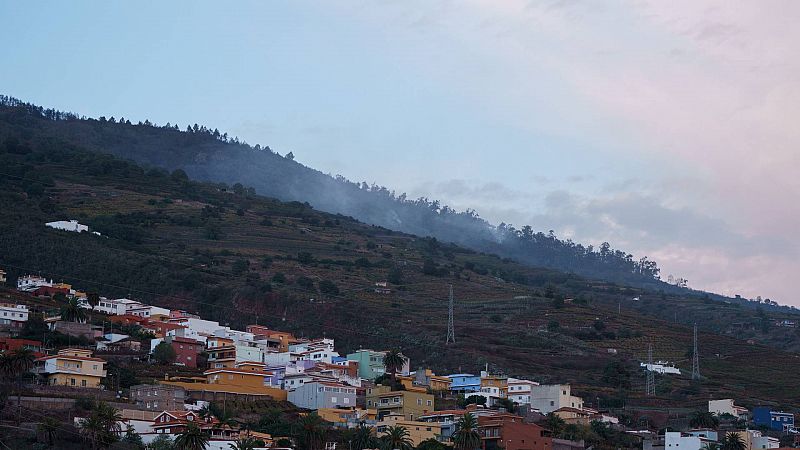 El incendio de Tenerife evoluciona favorablemente tras reactivarse y mantiene evacuadas a unas 3.200 personas