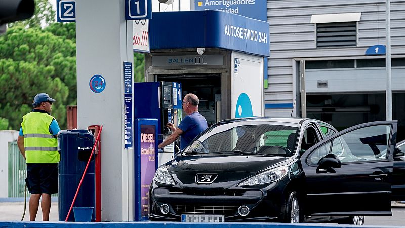 El litro de gasolina cae un 0,45% y se abarata por primera vez en tres meses, aunque el diésel sigue al alza
